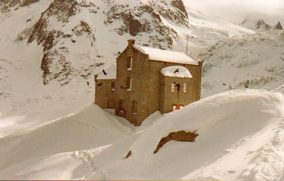 Le refuge sous la neige, photo ancienne