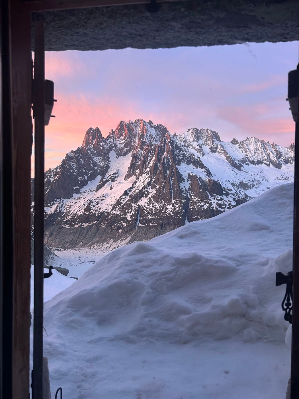 Lever du jour depuis la porte du refuge