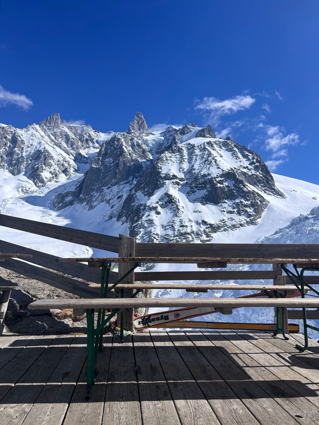 La terrasse face à la Dent du Géant