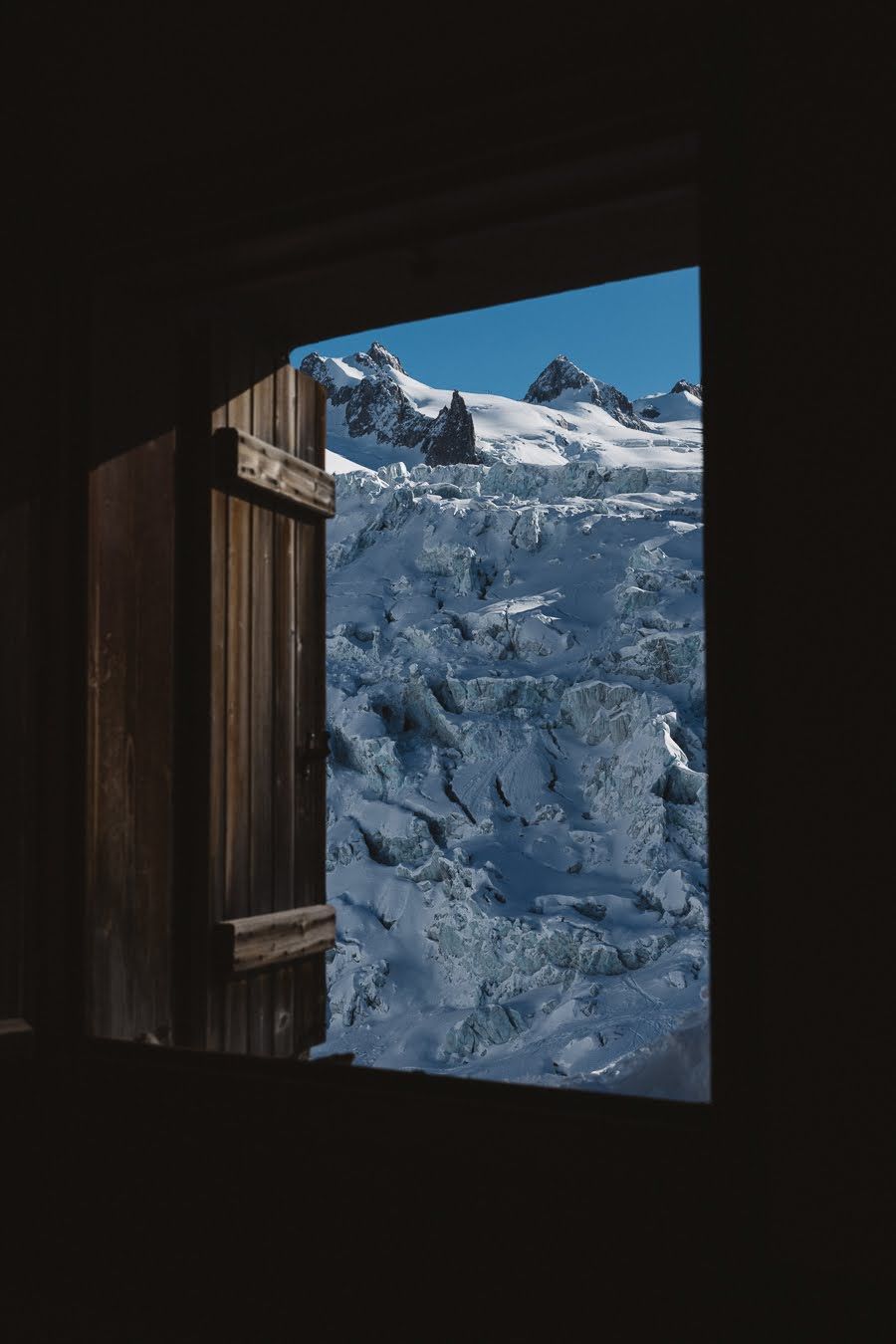 Vue sur la Vallée Blanche par une fenêtre du refuge