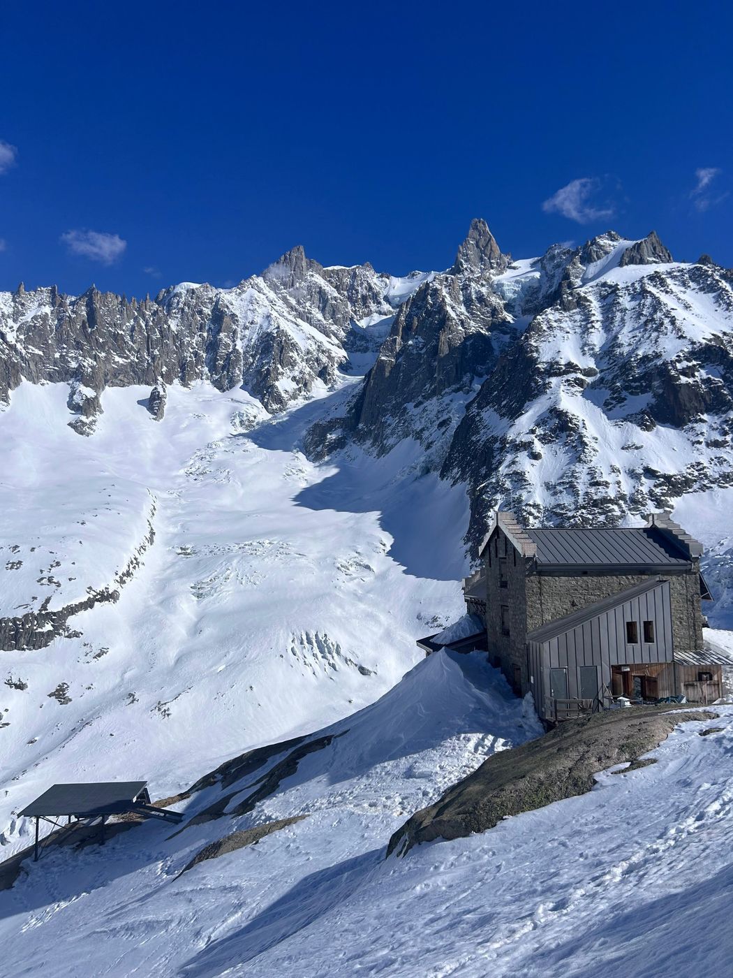 Le refuge sous la neige au printemps