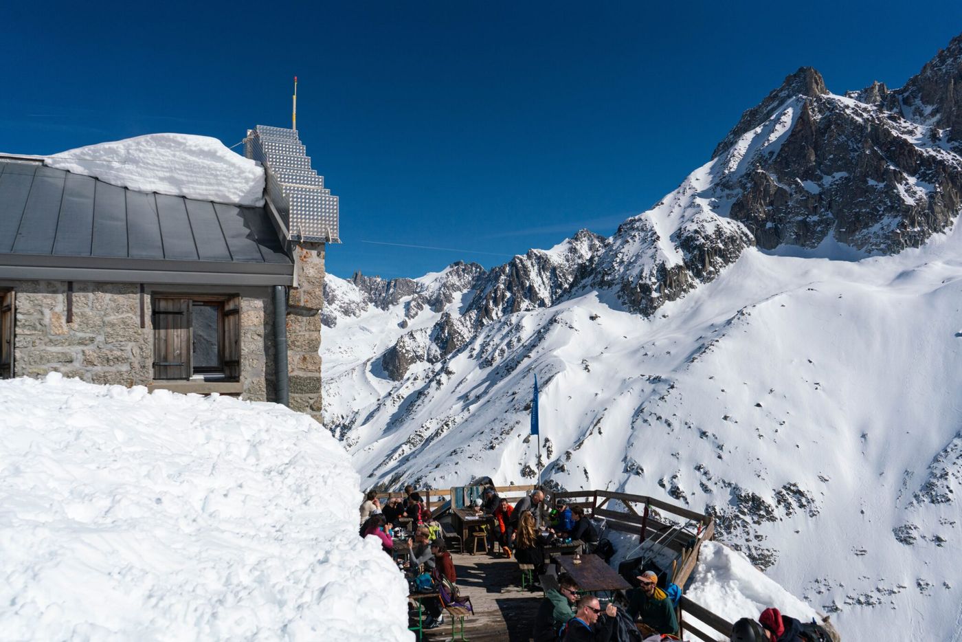 La terrasse du refuge en hiver